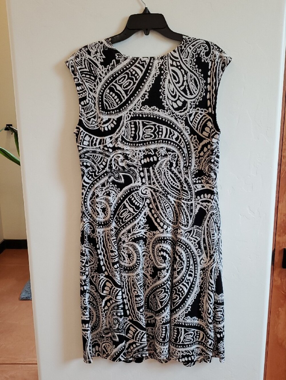 Black & White Paisley V-Neck Stretch Dress - Picture 3 of 4